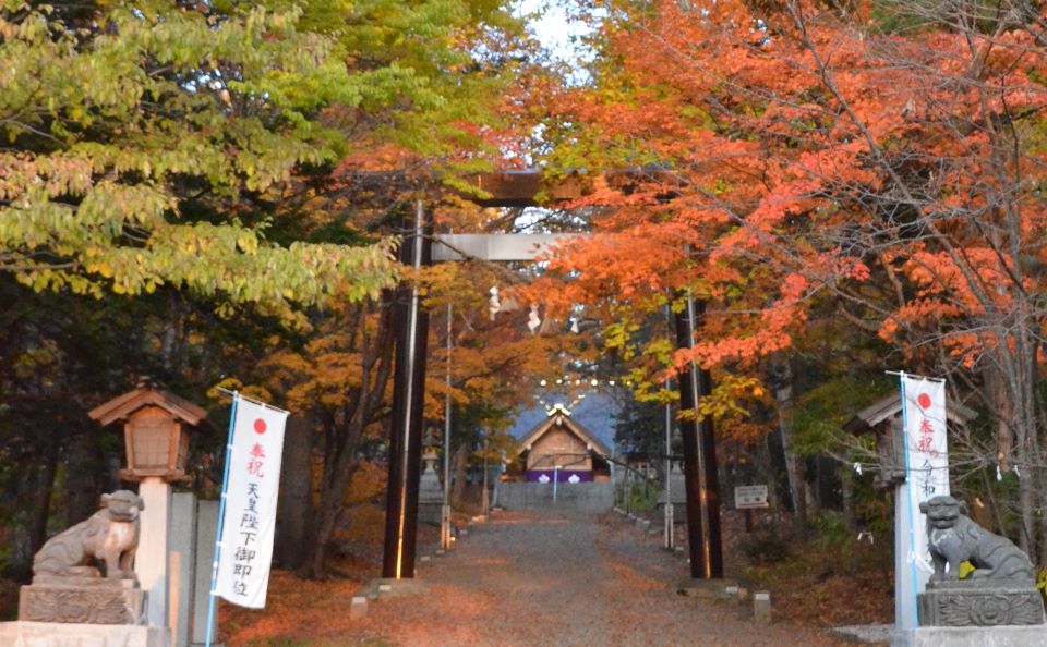 紅葉で色づく士別神社